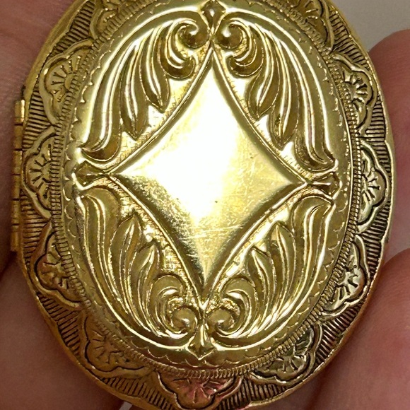 4/$100 vintage 1980 Elegant Gold Ornate photo locket necklace 24 inches 💙 - Picture 1 of 9